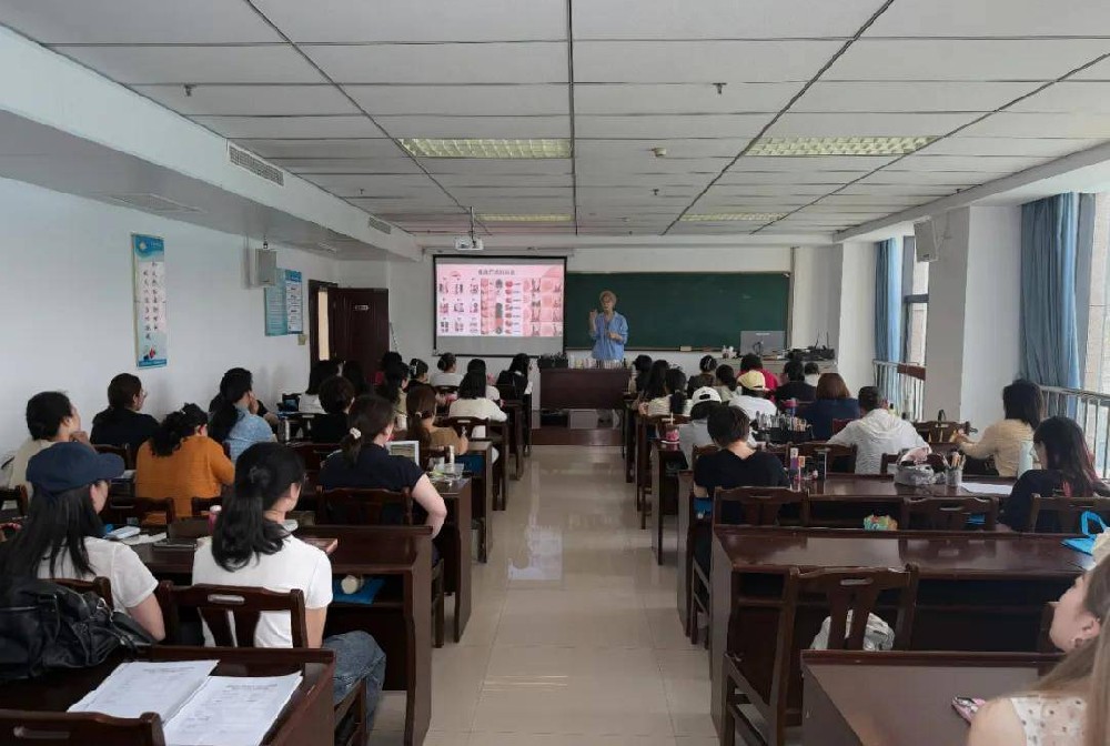 郑州市总工会职工技能培训-形象设计师培训第一期在市总行政办公楼5楼开班！